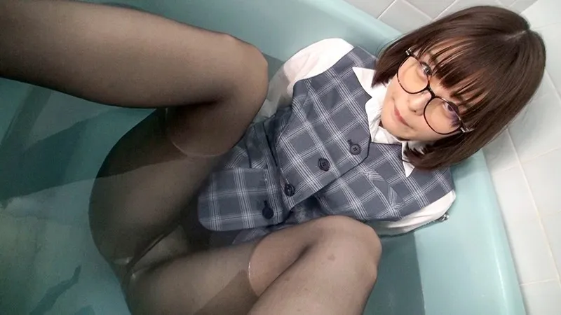 OKP-082 God Glasses OL Luna Tsukino Glasses OL Wear Raw Pantyhose That Wraps The Beautiful Legs Of The Suit And Taste The Toes From The Soles Of The Feet!  Sometimes face sitting and footjob, sometimes bukkake on the buttocks and do whatever you want!  Fe