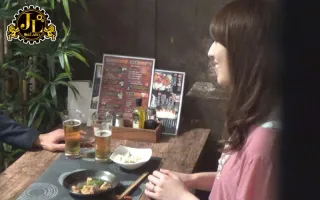 MEKO-111 おばさんを酔わせてどうするの？若い男女で溢れる居酒屋で一人飲みしていた熟女をナンパしてお持ち帰り！ 寂しさと欲求不満を抱えた素人妻の乾いたカラダはよく濡れる！  !  VOL.28